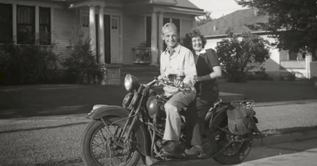 41 Amazing Vintage Photographs of People Posing With Their Motorcycles _ US