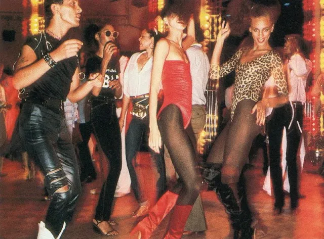 29 Stunning Photos of Dancefloor Styles That Defined the '70s Disco Fashion