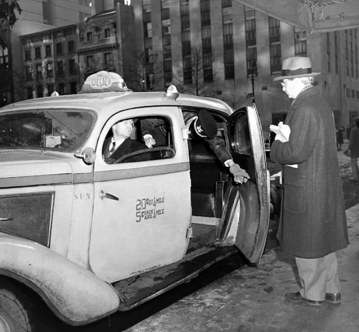 21 Pictures of Taxi Cabs in New York City in 1944