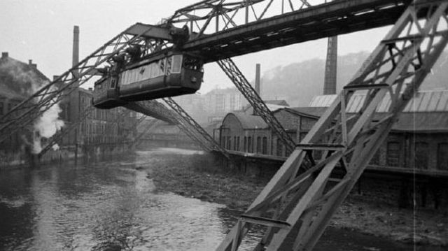 Die älteste elektrische Hochbahn der Welt - 22 Vintage-Fotos der Wuppertaler Schwebebahn in Deutschland in den 1940er Jahren