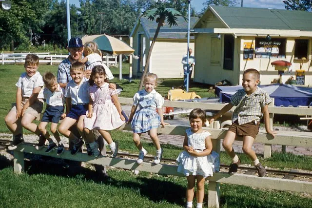 20 Beautiful Kodachrome Slides Show What Children Wore in the 1950s