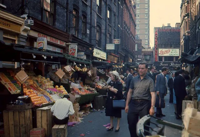 Wonderful Photos Capture Street Scenes of England in the 1960s