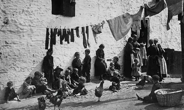 Unveiling Victorian Realities - Haunting Photographs Illuminate Everyday Life in Victorian England's Slums