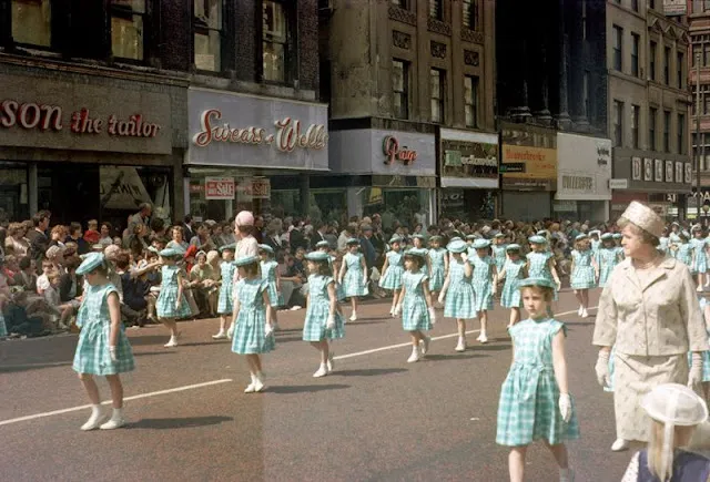 22 Color Snapshots of Manchester in the 1960s