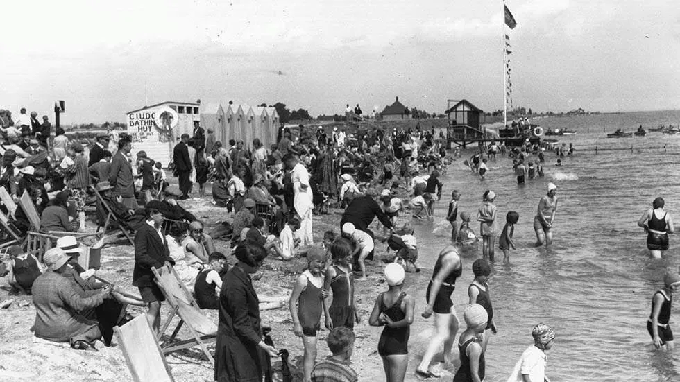 50 Interesting Vintage Photos of Daily Life on the Beach from the 1920s