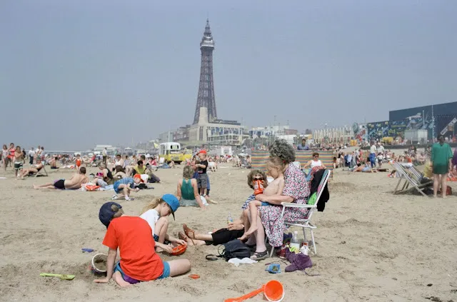 Fascinating Photos Capture Scenes at Blackpool Beach in the Early 1990s