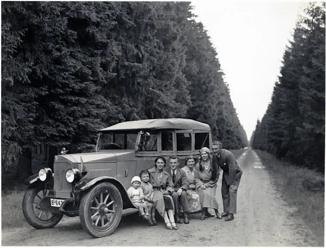 16 deutsche Familienporträtfotografien vor den 1930er Jahren