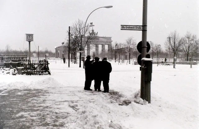 42 Schwarz-Weiß-Schnappschüsse zeigen den Berliner Alltag im Winter 1964