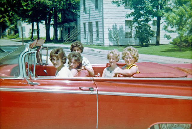Vintage Photos of Teenage Girls’ Fashion in the 1950s