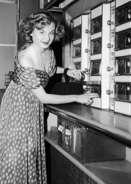 Retro Kitchens of the Future: Discovering the Dream Kitchens of Yesteryear