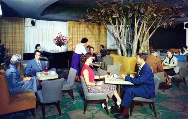 Vintage Photos Show Bars and Nightlife Scene from the 1950s to 1970s