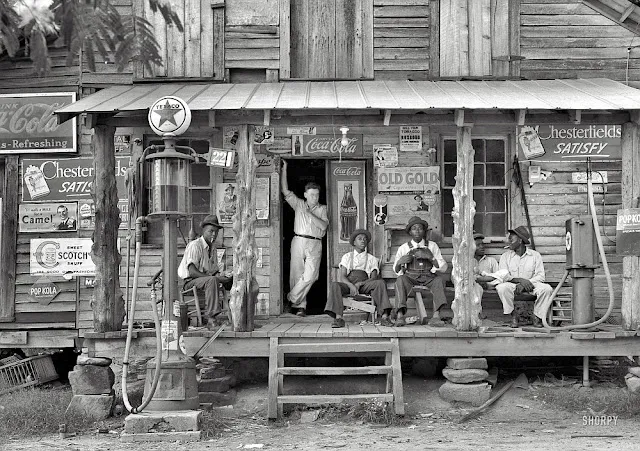 Interesting Pictures of a Country Store on Dirt Road in North Carolina, 1939; And Surprise That It Is Still Standing More Than 70 Years Later!