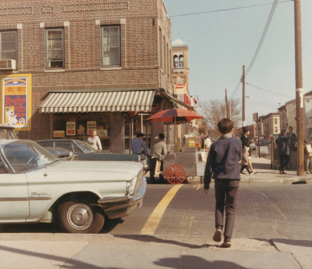 30 Fascinating Color Photographs That Capture Street Scenes of Queens, New York in the 1960s