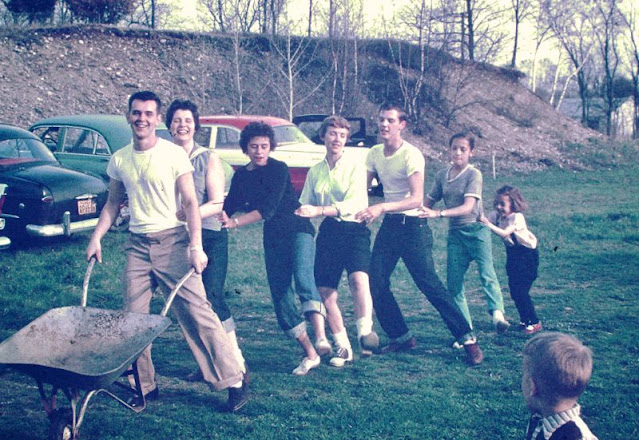 40 Amazing Photos That Show People Picnicked in the Mid-20th Century