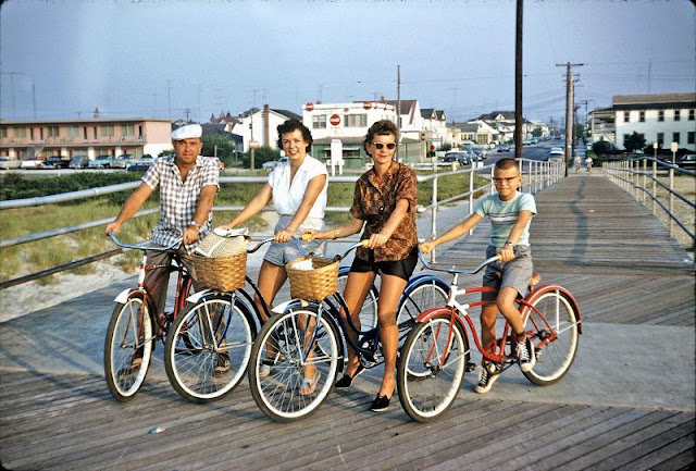 44 Amazing Snapshots That Defined American Women's Clothing in the 1950s