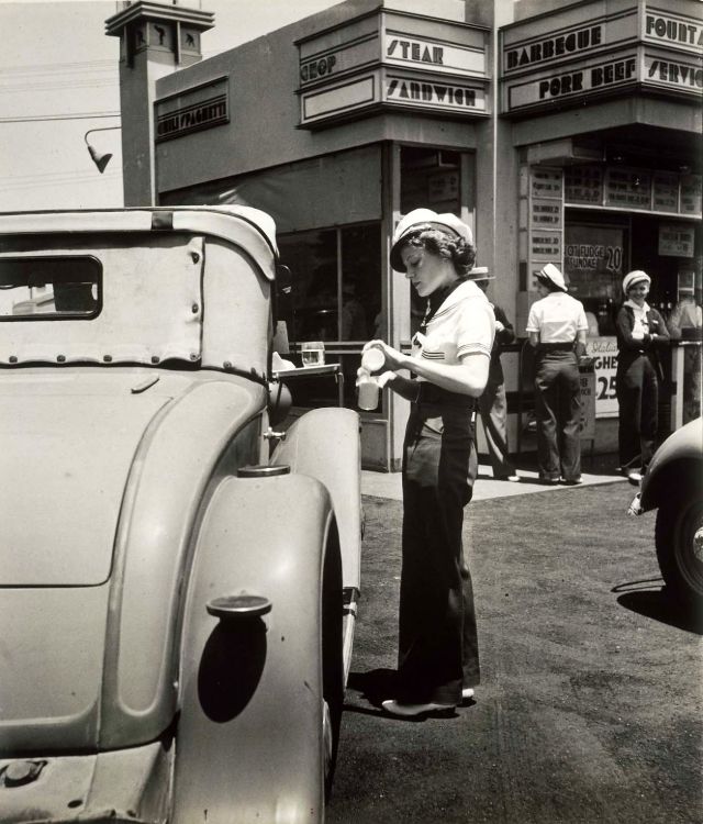 Amazing Drive-In Photos Offer a Glimpse Into the Era of Dining in One's Car