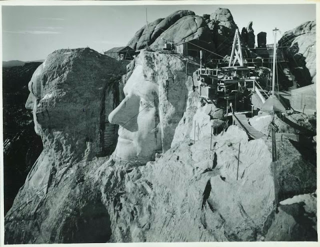 Mount Rushmore and Brave Workers- 20 Amazing Photographs of the Mount Rushmore National Memorial Under Construction