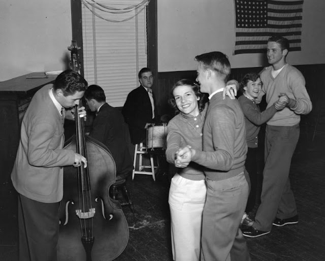 30 Vintage Photos That Show Styles of Teenagers in the 1950s