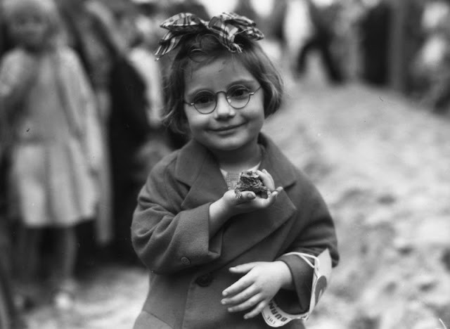 18 Cute Photos of Children With Their Toys in the 1930s