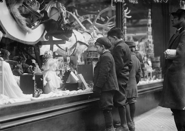 30 Amazing Vintage Photos of Christmas Shopping in New York 100 Years Ago