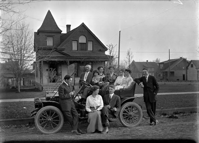 36 Fascinating Photos Capture People Outside Their House in the U.S. From the Late 19th to Early 20th Centuries