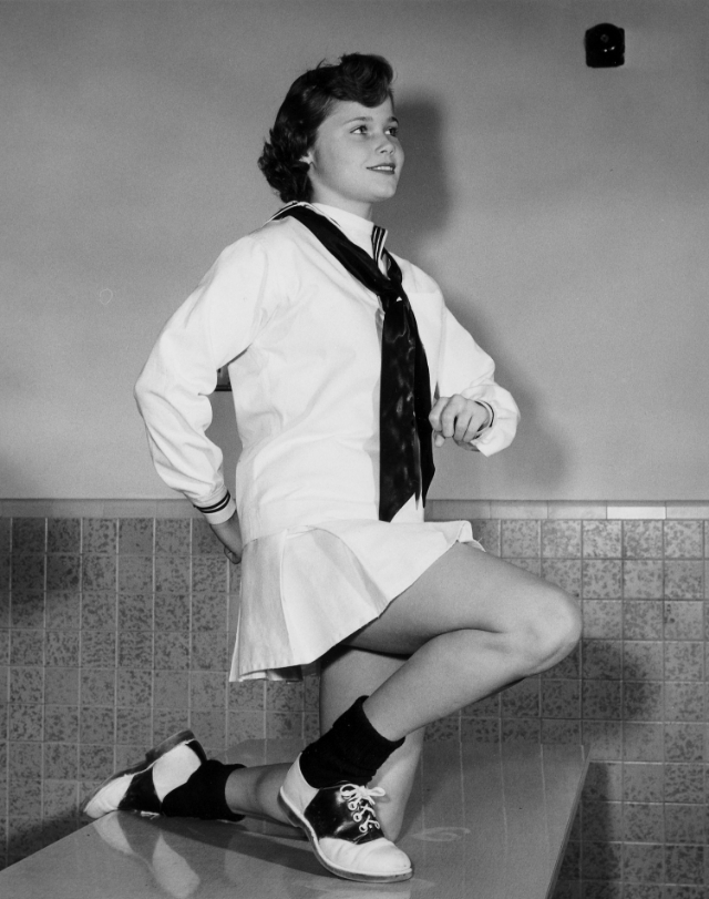 50 Fascinating Photographs of Teenage Girls Wearing Saddle Shoes From the 1940s