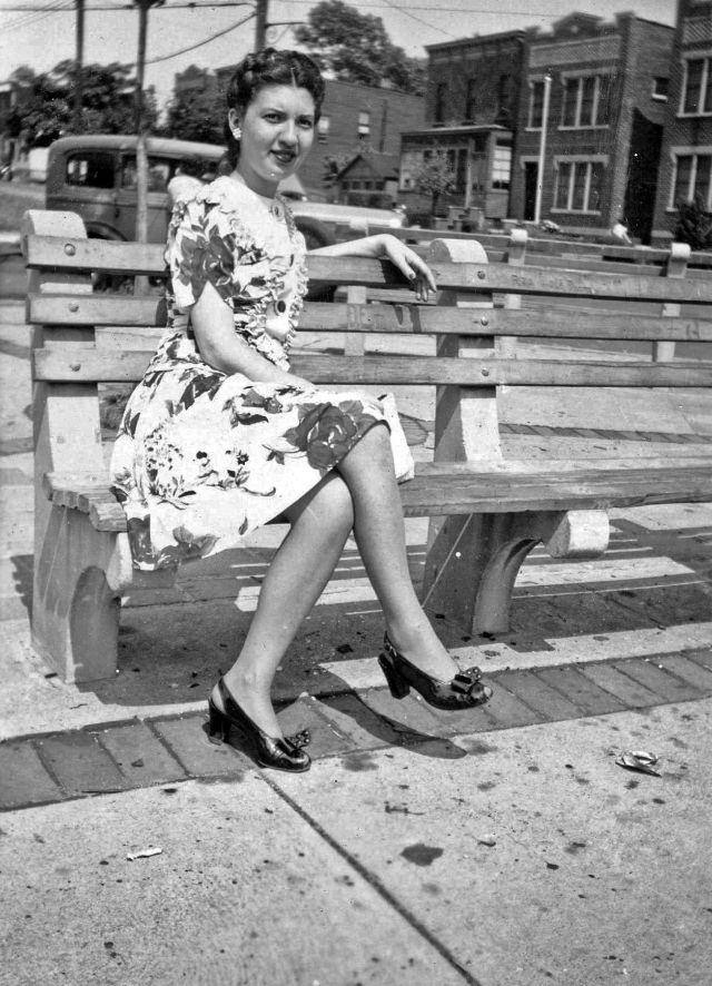 Wartime Fashion- 35 Beautiful Photos of Young Women in the 1940s