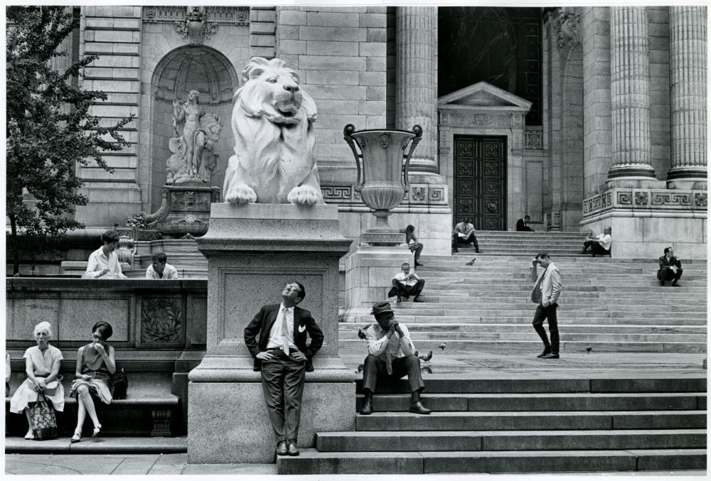 Interesting Black and White Photos Capture Street Scenes of New York City in the Late 1960s