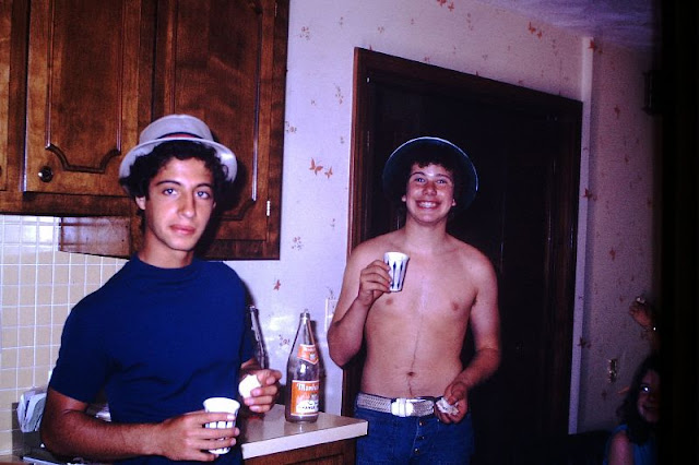 25 Cool Snaps Show What the 1970s Teenagers Often Did When At Home