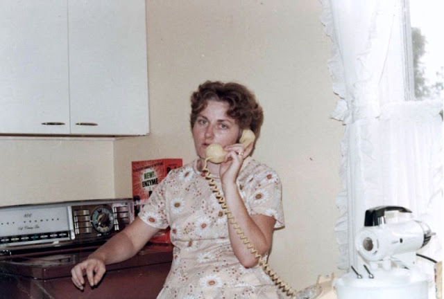 36 Vintage Snapshots of People in Their Kitchens From the 1960s