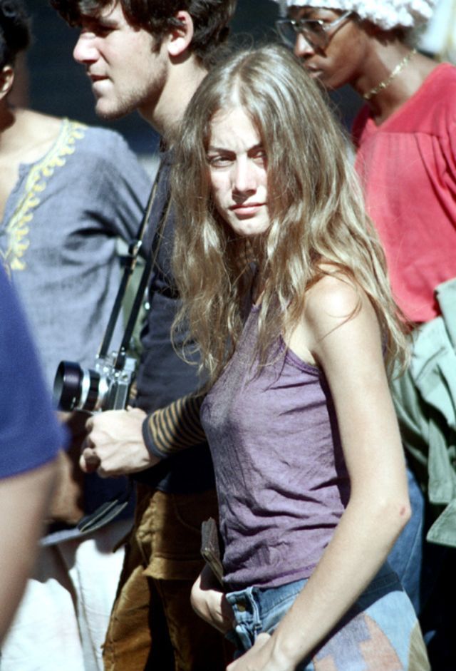 40 Candid Photographs Capture Street Styles of San Francisco Girls in the Early 1970s