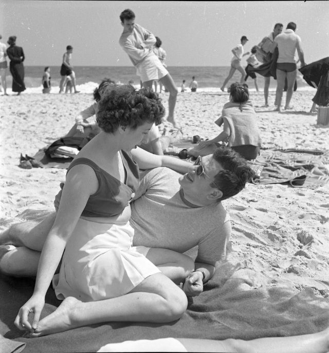 40 Vintage Photos of Young Couples in the 1950s