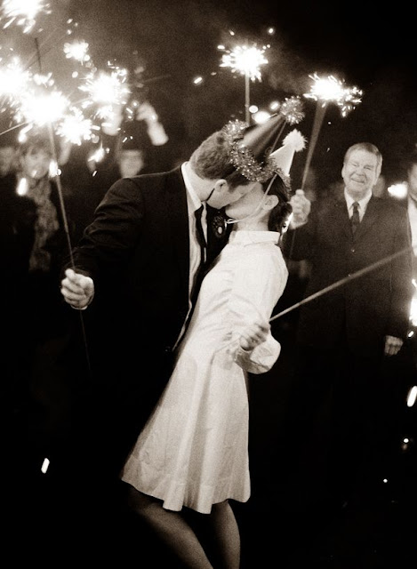 12 Romantic Vintage Photos of New Year's Kisses