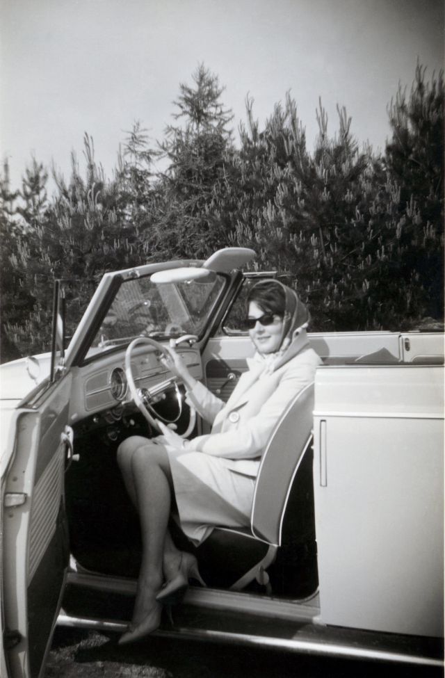 45 Found Photos Capture Fashionable Ladies Posing With Automobiles in the 1960s