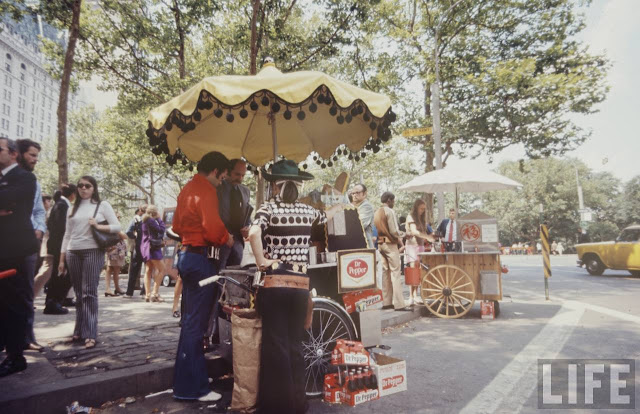 Rare Color Photographs of Hippie Peddlers on the Streets of New York City in the Late 1960s