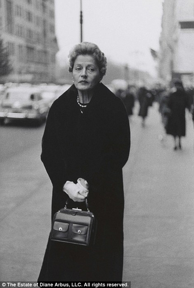 Snapshot of a Lost Era- Earliest Pictures by Legendary Photographer Diane Arbus Show How America Lived in the 1950s