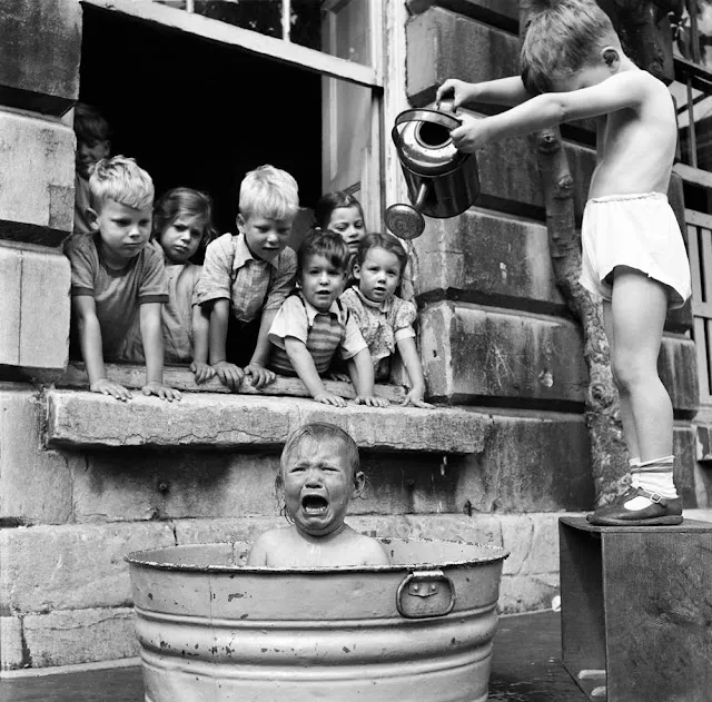 24 Impressive Vintage Photos Capture Street Moments of Children in England During the 1950s