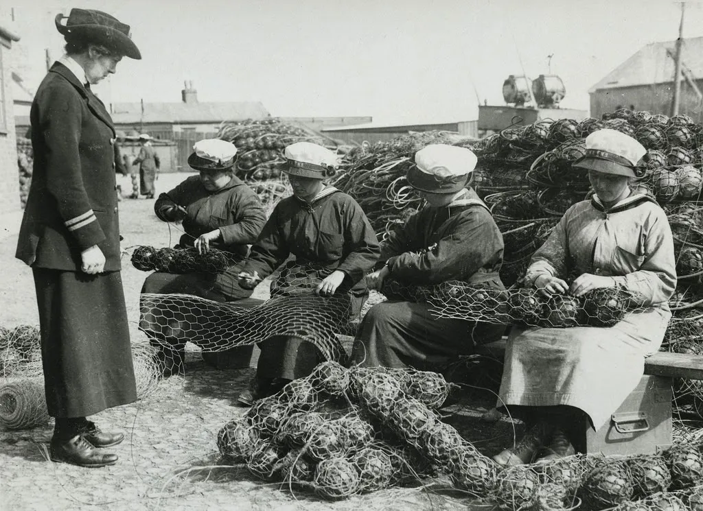 66 Vintage Photographs Documenting British Women at Work During World War I