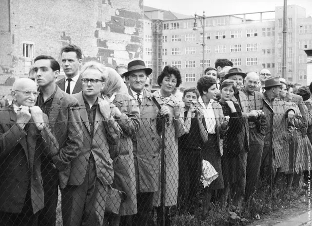 22 Vintage-Fotografien zeigen das Alltagsleben rund um die Berliner Mauer in den 1950er und frühen 1960er Jahren