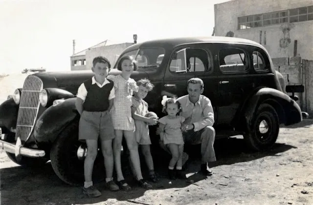 30 Cool Photos Capture People Posing With Their Oldsmobiles From Between the 1930s and ’50s