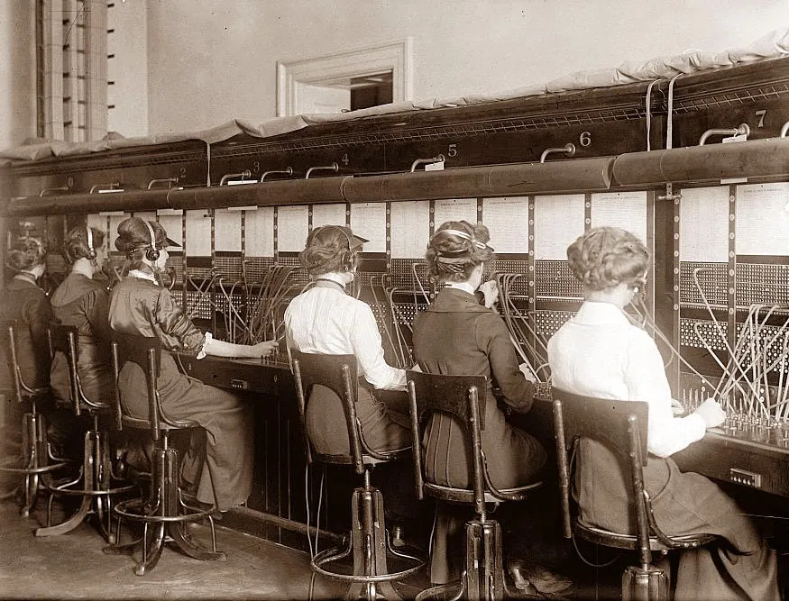 Schwarz-weiß Klassische Fotos von Frauen am Arbeitsplatz in Telefonzentralen