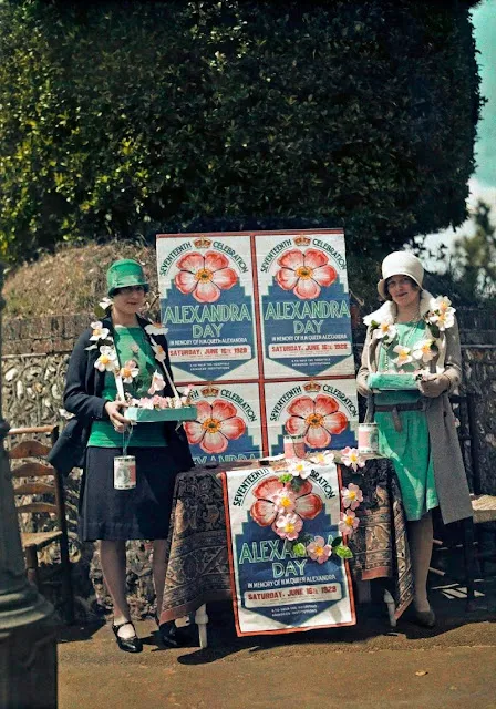 20 Stunning Color Photos Show British Women's Fashions of the 1920s