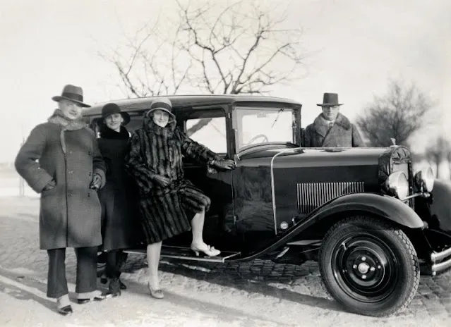 30 erstaunliche Fotos, die Männer zeigen, wie sie in den 1920er Jahren mit ihren Automobilen posieren