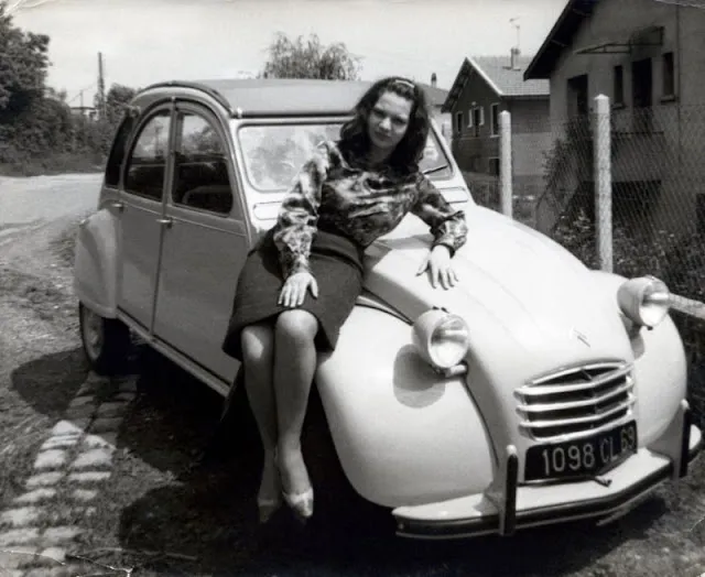 45 Gefundene Fotos zeigen modische Damen, die sich in den 1960er Jahren mit Autos posieren