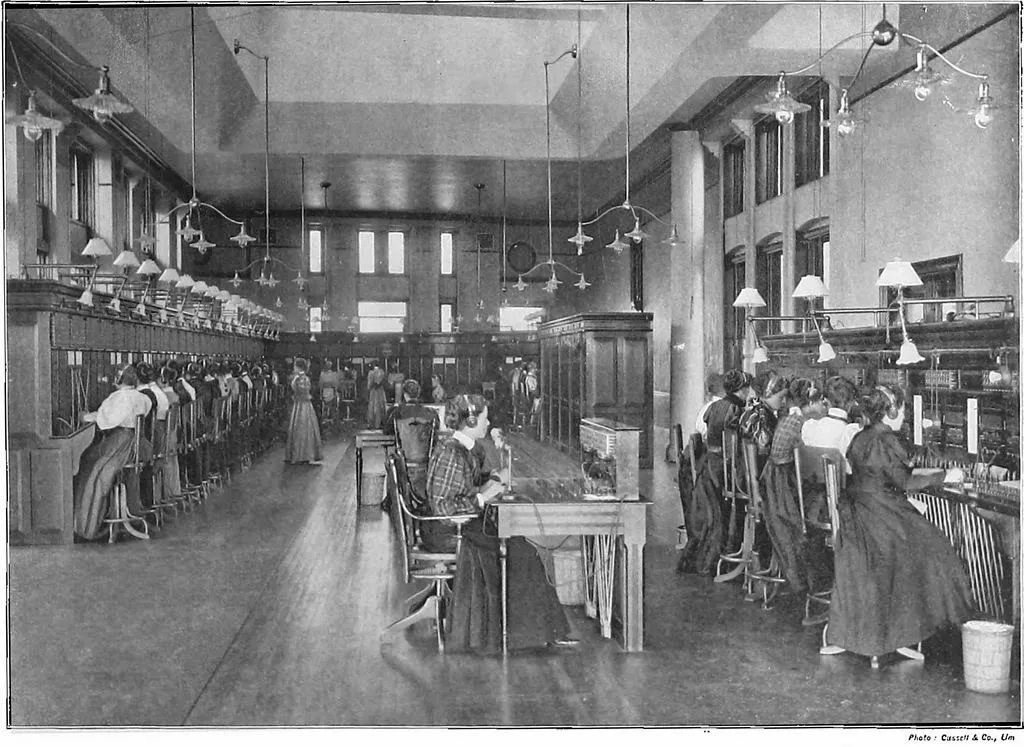 Fotos von Arbeitsplätzen von Frauen im Telefonzentrum in den Jahren zwischen dem 20. Jahrhundert