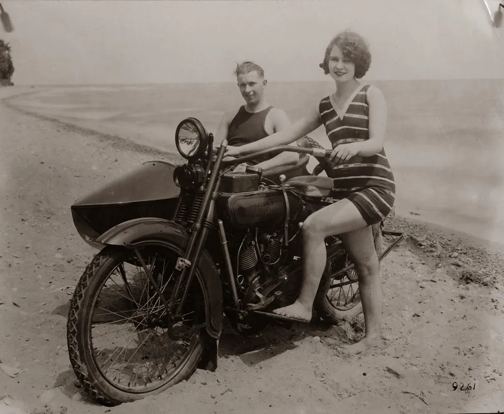 Frauen mit ihren geliebten Motorrädern aus den 1920er und 1930er Jahren