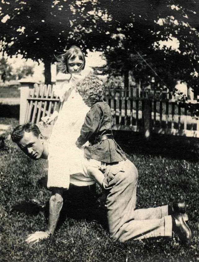 Alte Fotos, die schöne Momente von Kindern einfangen, die möglicherweise an deine Kindheit erinnern