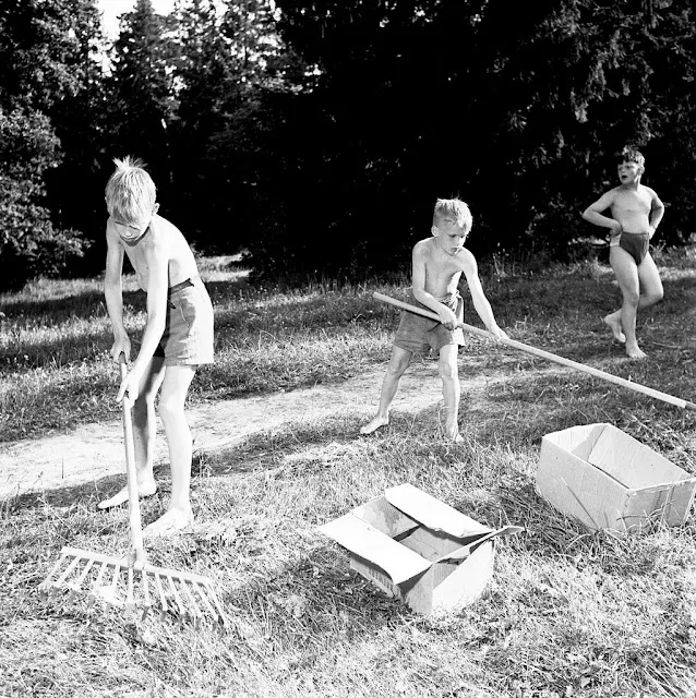 Those Were Old Barefoot Days – Lovely Vintage Photos Prove That Children's Life in the Past Were So Happy