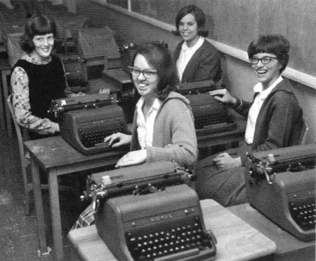 30 Vintage Photographs Capture Scenes of High School Typing Classes From Between the 1950s and 1970s