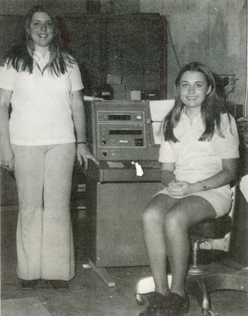 38 Vintage Photos of Women in Miniskirts at Huge Computers in the 1970s and 1980s _ US Memories
